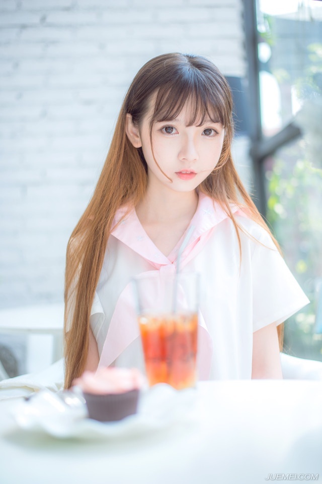 “喏。”关羽点了点头，之时在心里却默默地叹息一声，如此一来，汉室仅存的那点威严却是彻底没了，等于是刘备也同样将献帝视作了傀儡，不过内心里，关羽也没什么抵触，天下已经这样了，绝不是献帝一个小娃娃能够执掌的，待日后刘备扫平寰宇之时，自然可以重新树立大汉的威严。
